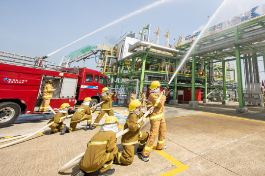 한국가스공사와 유관기관 합동 '2025년 재난대응 안전한국훈련'에서 화재 진압을 하고 있다. [가스공사]